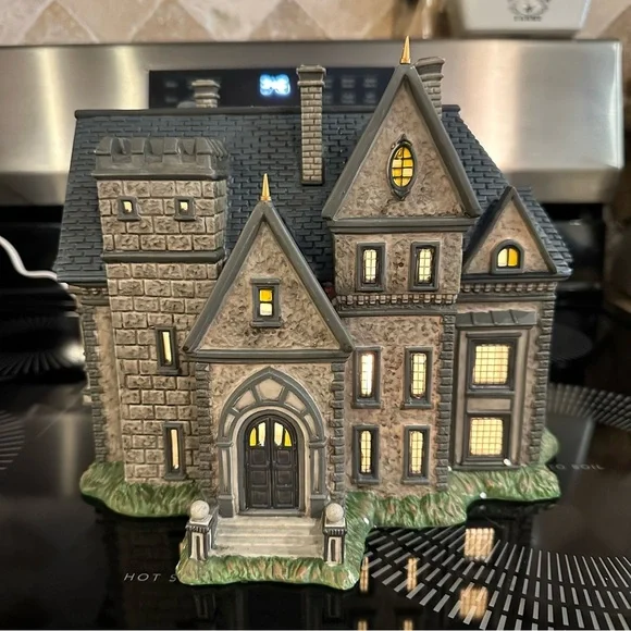 DC Comics Village Batman Wayne Manor Bruce and Alfred Department 56 - Picture 3 of 13